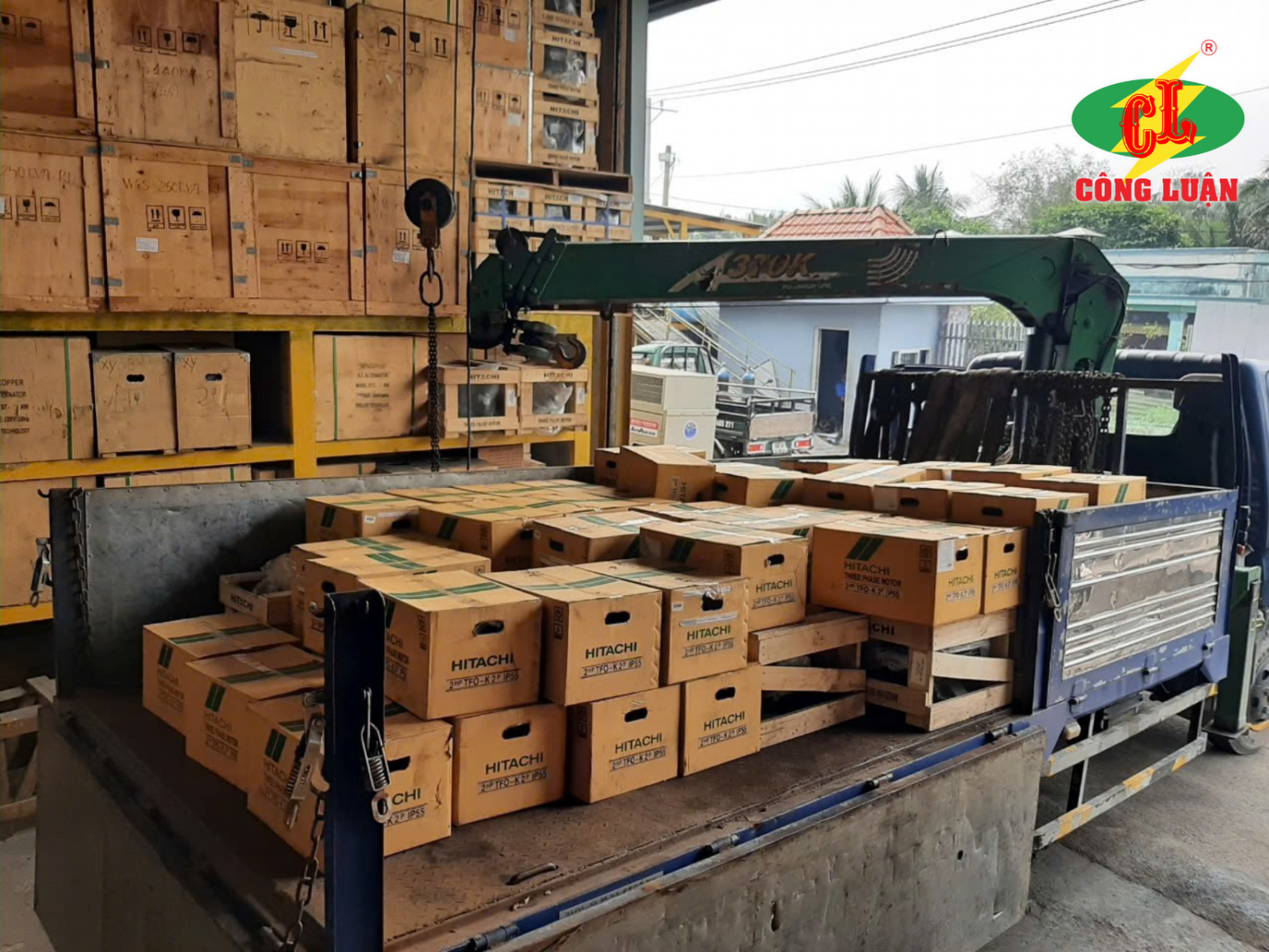 giao hàng nguyên đai nguyên kiện hàng motor hitachi 0.25kw 0.3hp 1 pha 4 cực